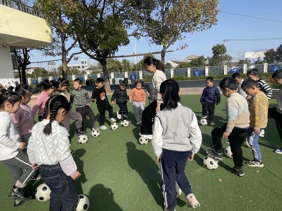 幼儿园玩转足球游戏规则_足球游戏玩法幼儿园_足球玩法幼儿