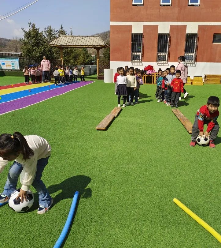 幼儿园玩转足球游戏规则_足球玩法幼儿园_足球幼儿园小游戏